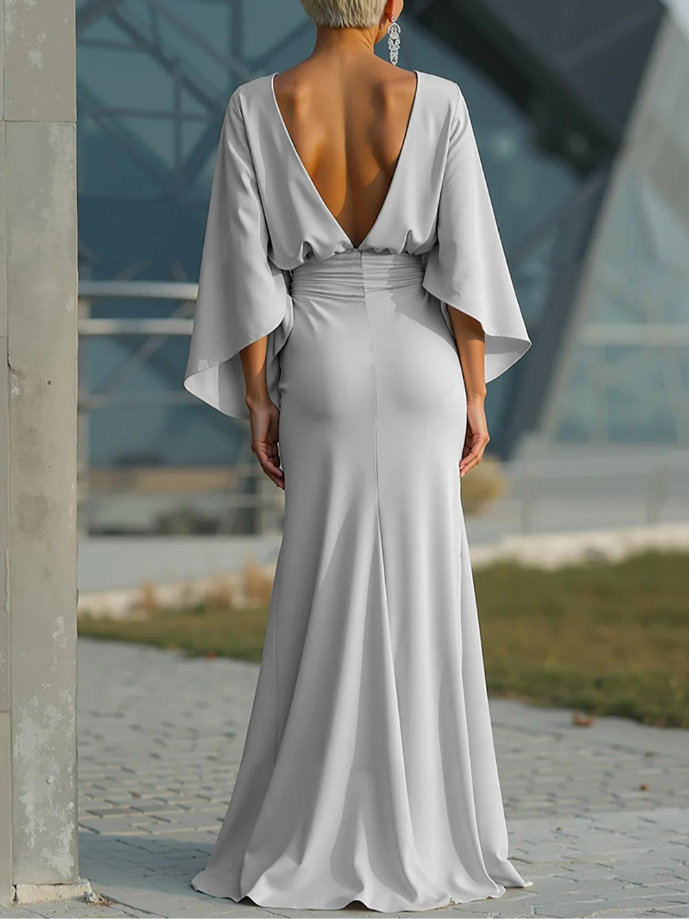 Clara | Elegante vestito con scollo a V, schiena scoperta e maniche