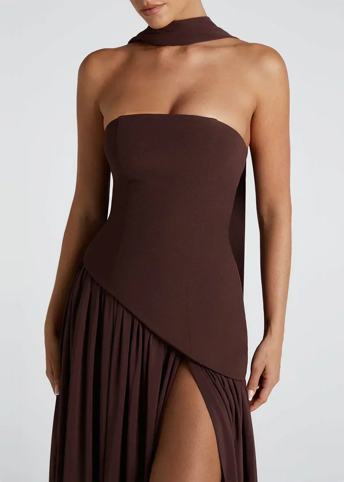 Elena – Abito Maxi con Spalle Scoperte, Spacco & Dettaglio Choker
