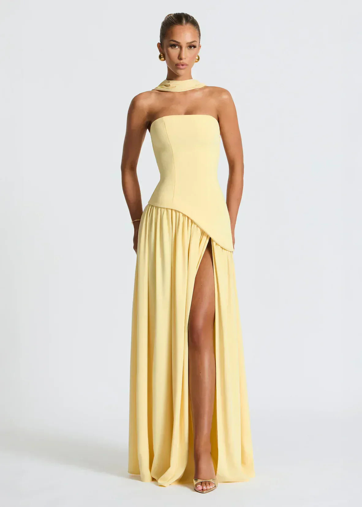 Elena – Abito Maxi con Spalle Scoperte, Spacco & Dettaglio Choker