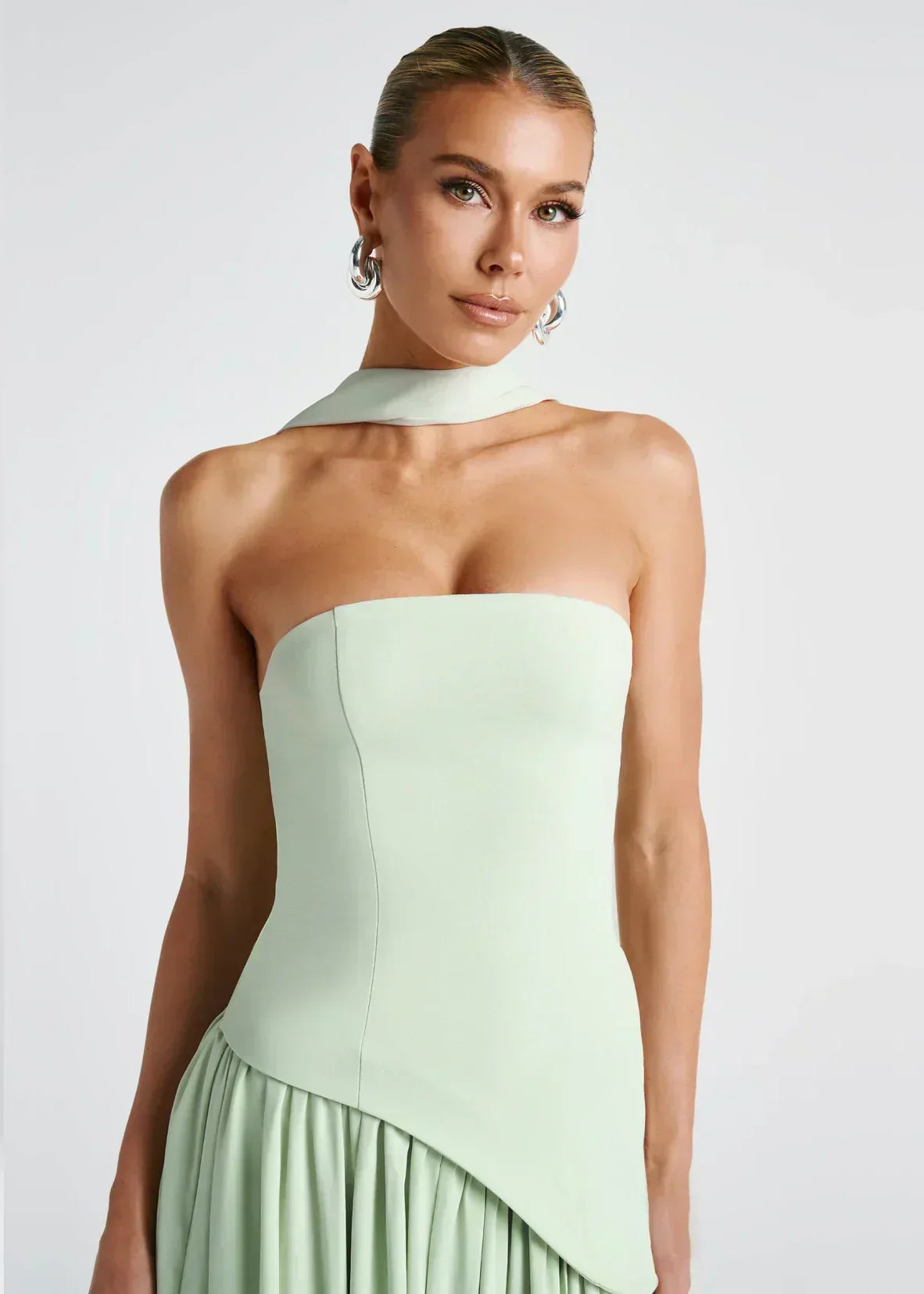Elena – Abito Maxi con Spalle Scoperte, Spacco & Dettaglio Choker