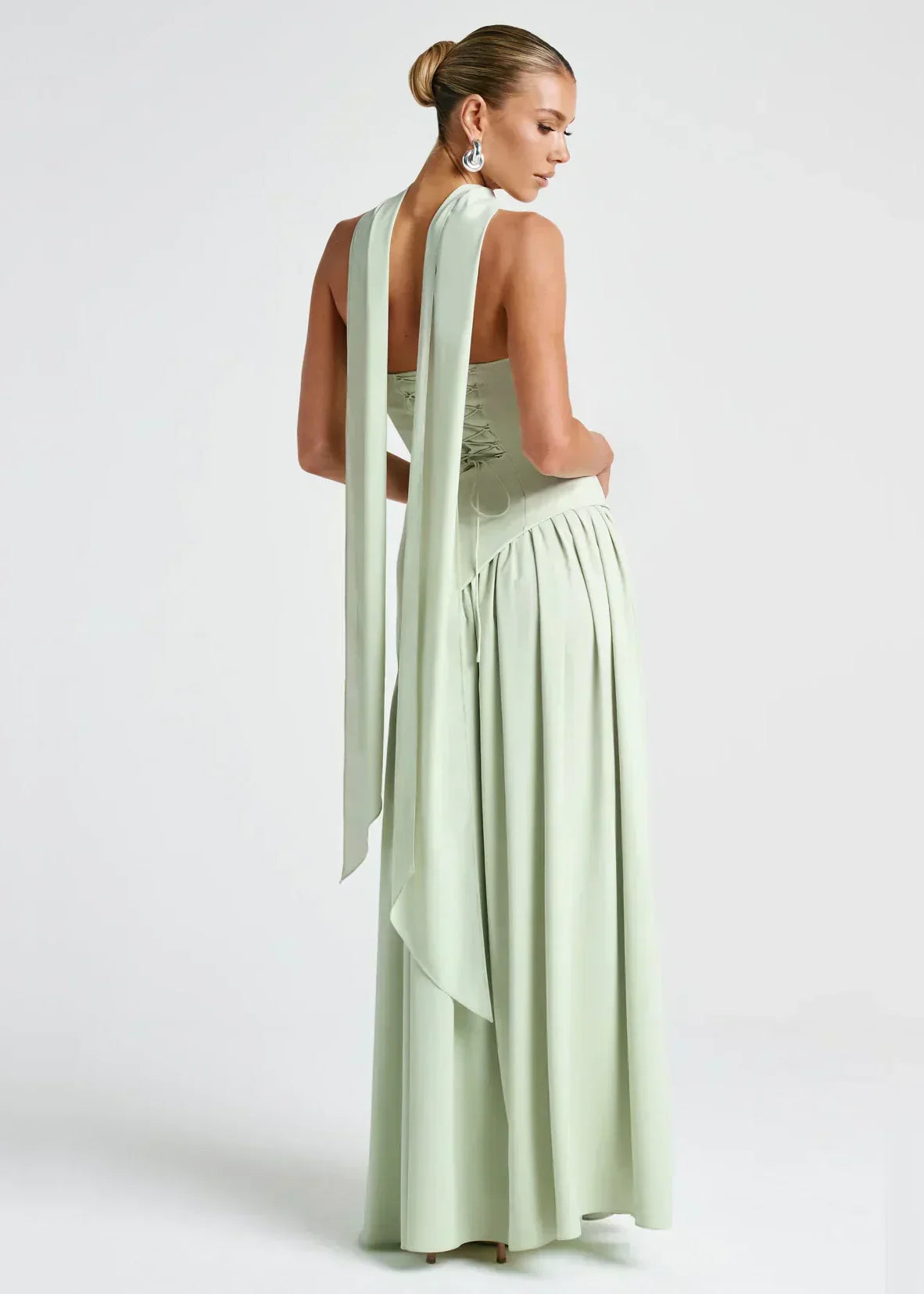 Elena – Abito Maxi con Spalle Scoperte, Spacco & Dettaglio Choker