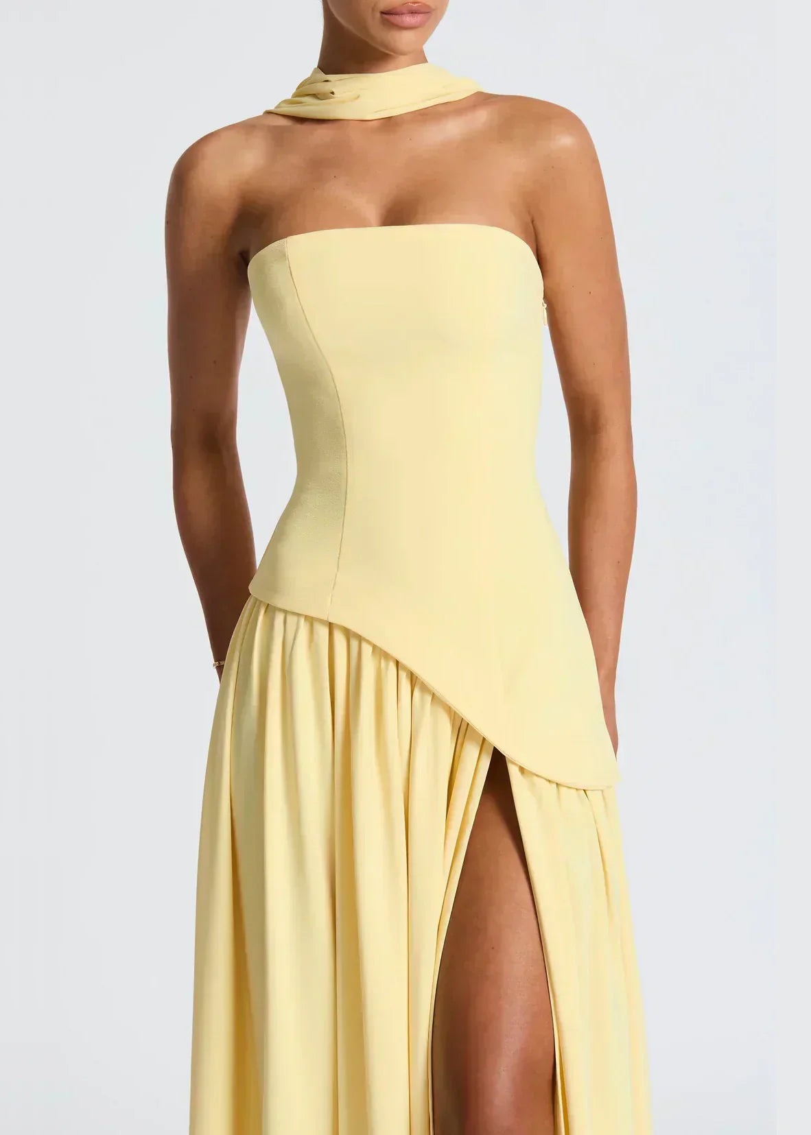 Elena – Abito Maxi con Spalle Scoperte, Spacco & Dettaglio Choker