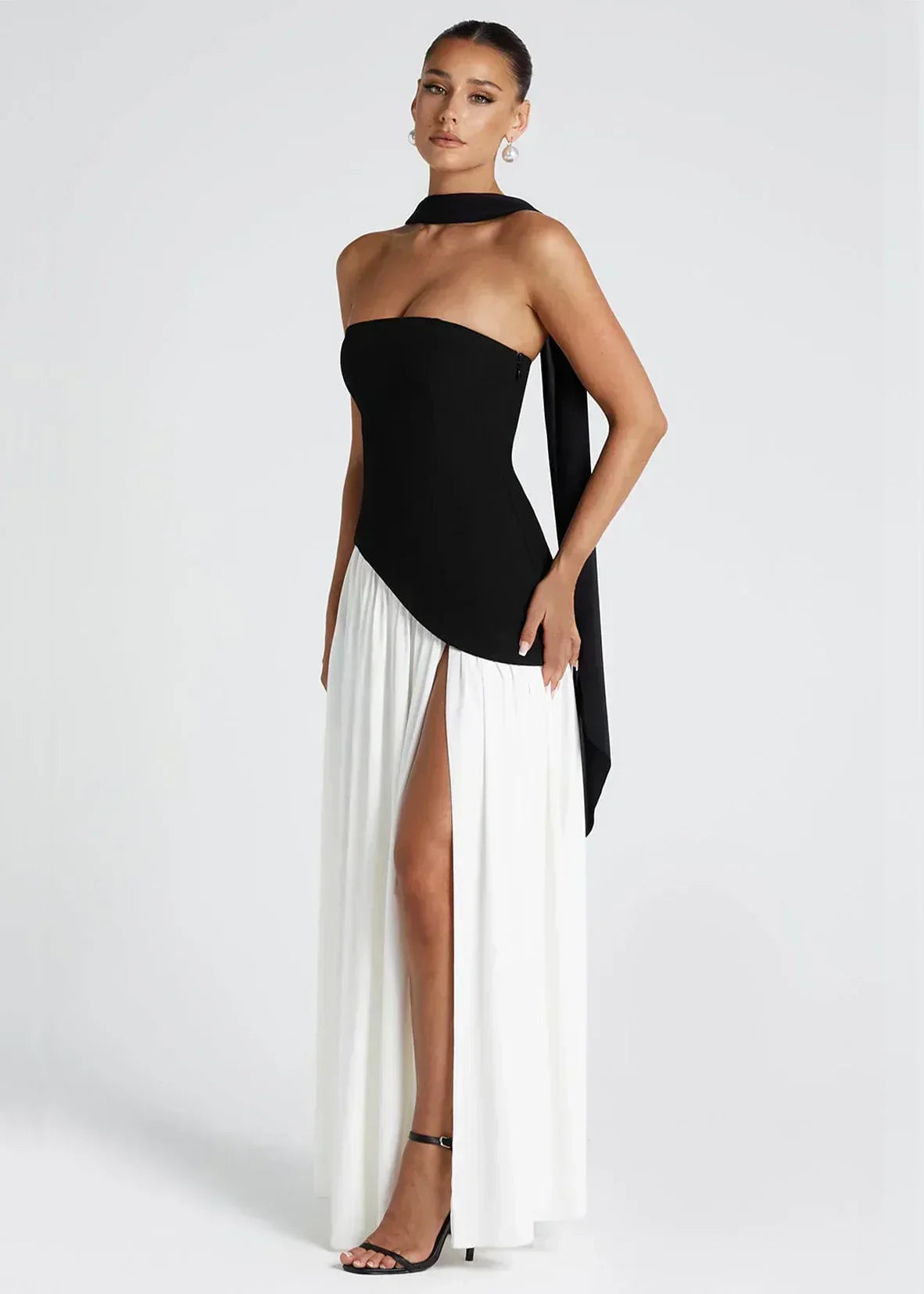 Elena – Abito Maxi con Spalle Scoperte, Spacco & Dettaglio Choker