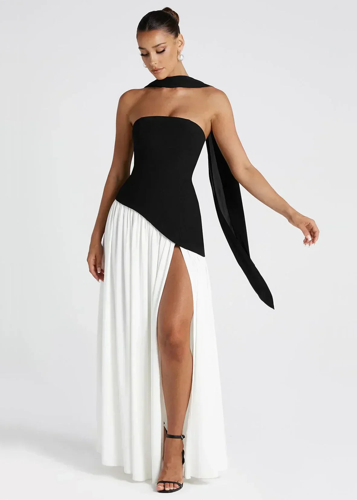 Elena – Abito Maxi con Spalle Scoperte, Spacco & Dettaglio Choker