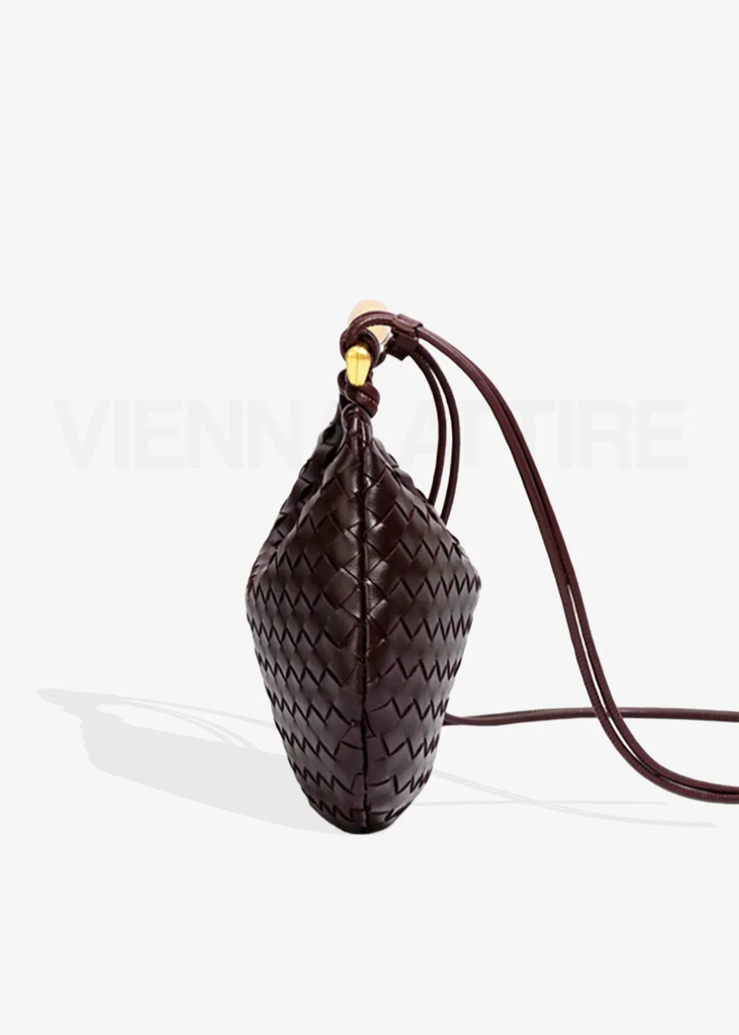 Alessandra – Borsa con Design Intessuto e Manico Dorato