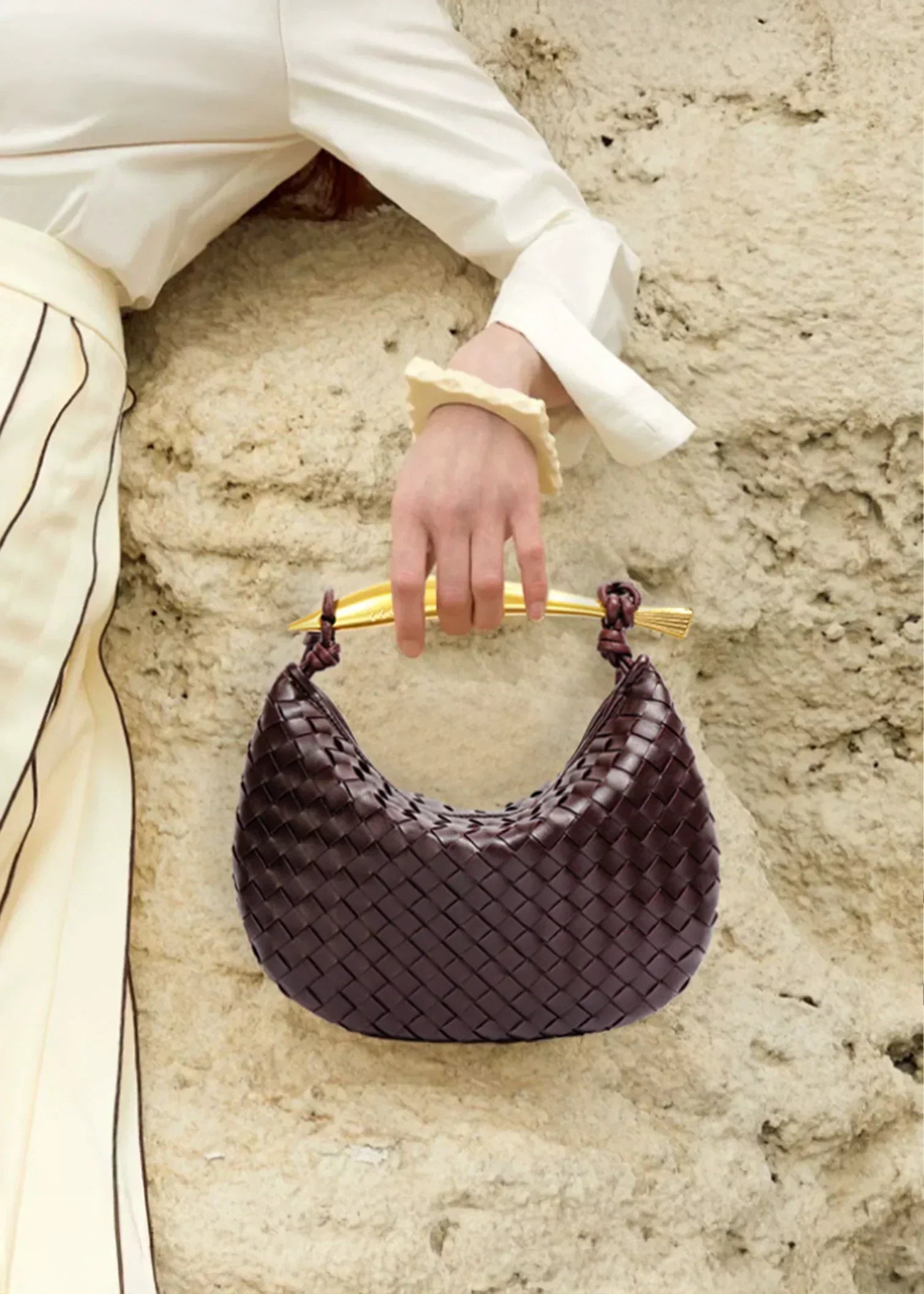 Alessandra – Borsa con Design Intessuto e Manico Dorato