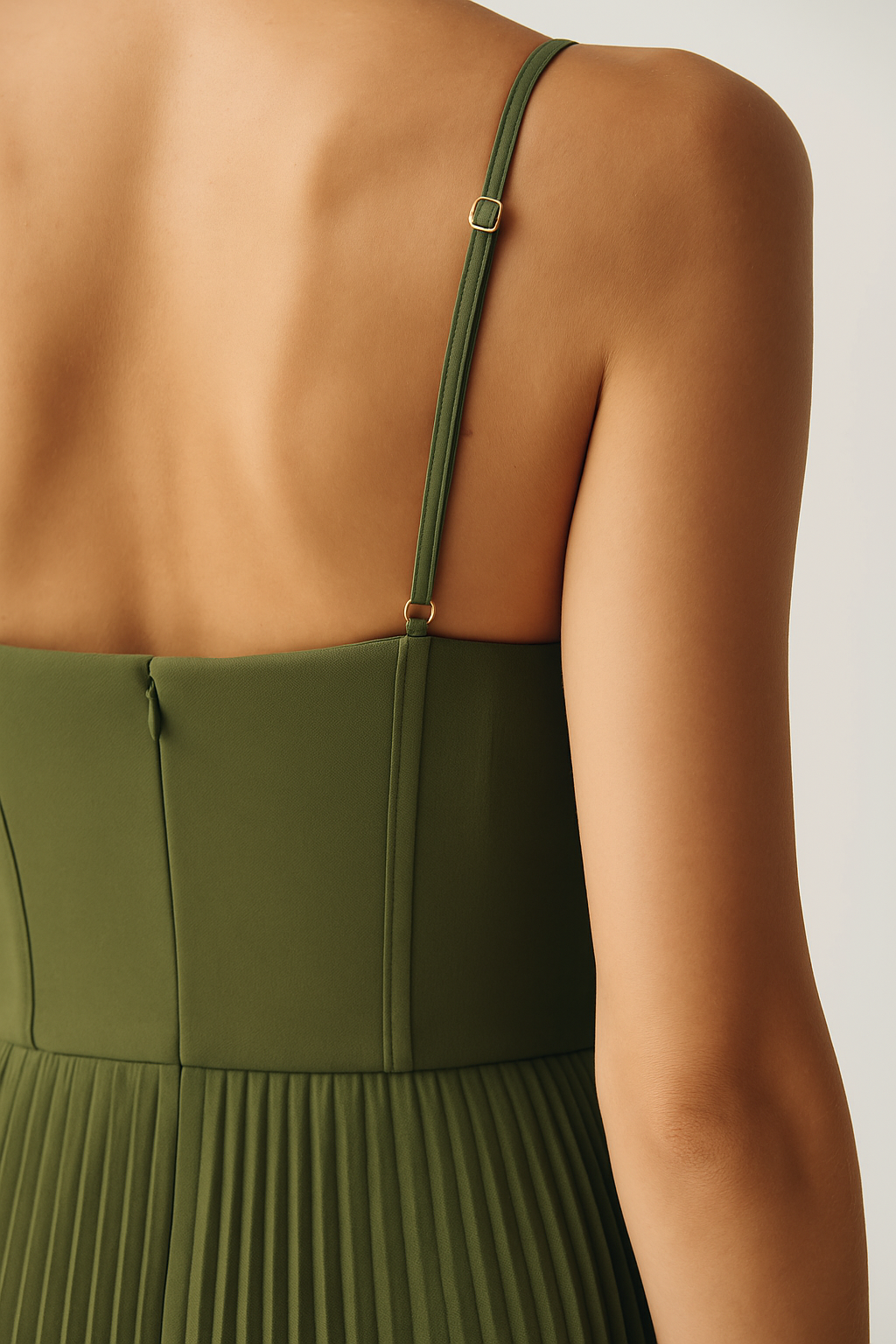 Olivia – Eleganza Moderna — Abito con Schiena Scoperta
