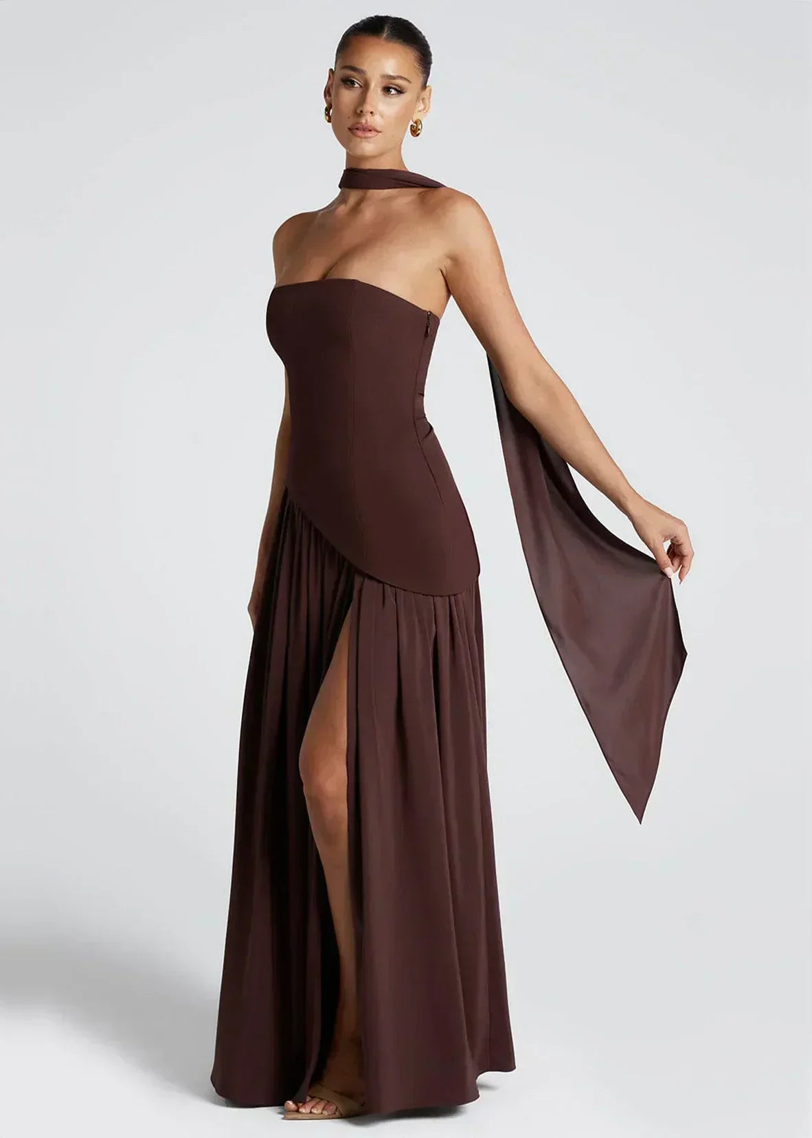 Elena – Abito Maxi con Spalle Scoperte, Spacco & Dettaglio Choker