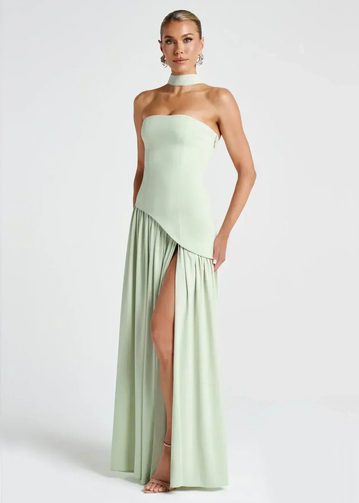 Elena – Abito Maxi con Spalle Scoperte, Spacco & Dettaglio Choker