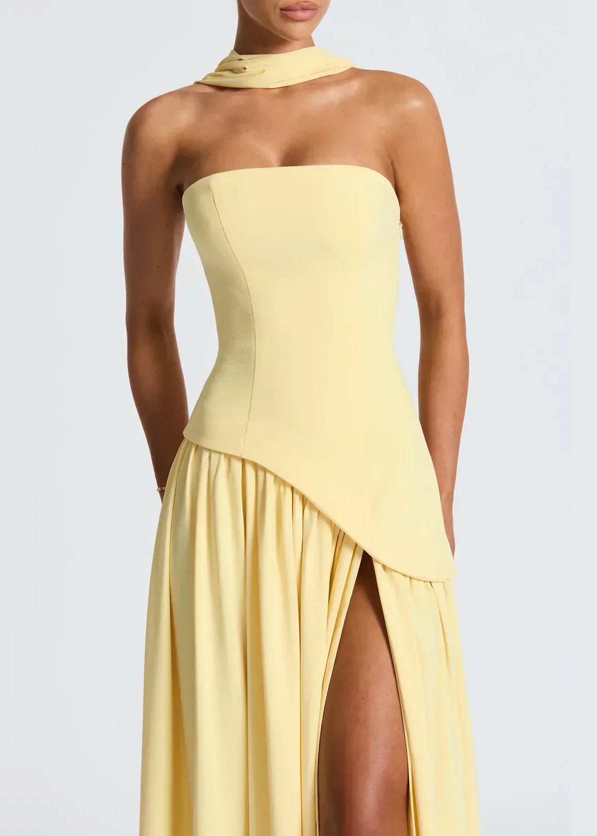 Elena – Abito Maxi con Spalle Scoperte, Spacco & Dettaglio Choker