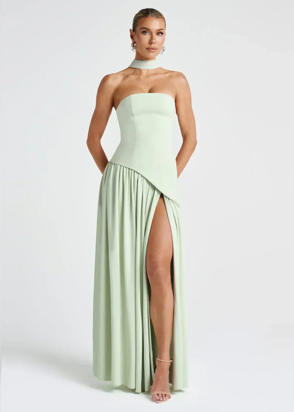 Elena – Abito Maxi con Spalle Scoperte, Spacco & Dettaglio Choker